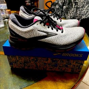 Brooks Trace size 7.5.